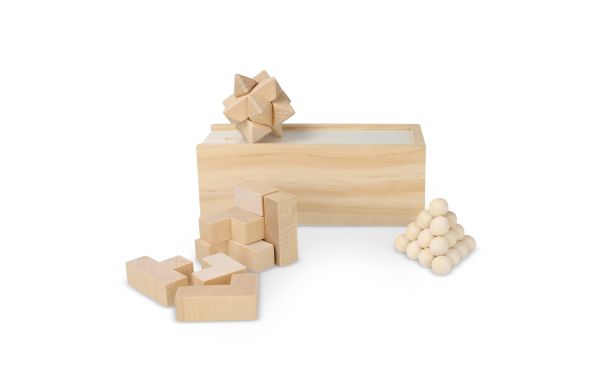 Dieses nachhaltige Set enthält drei spannende Denkspiele: ein Sternenpuzzle, ein Pyramidenpuzzle und ein 3D-Würfelpuzzle, die alle aus FSC-Holz gefertigt sind. Sie sind in einer FSC-Holzbox, holz/hell
